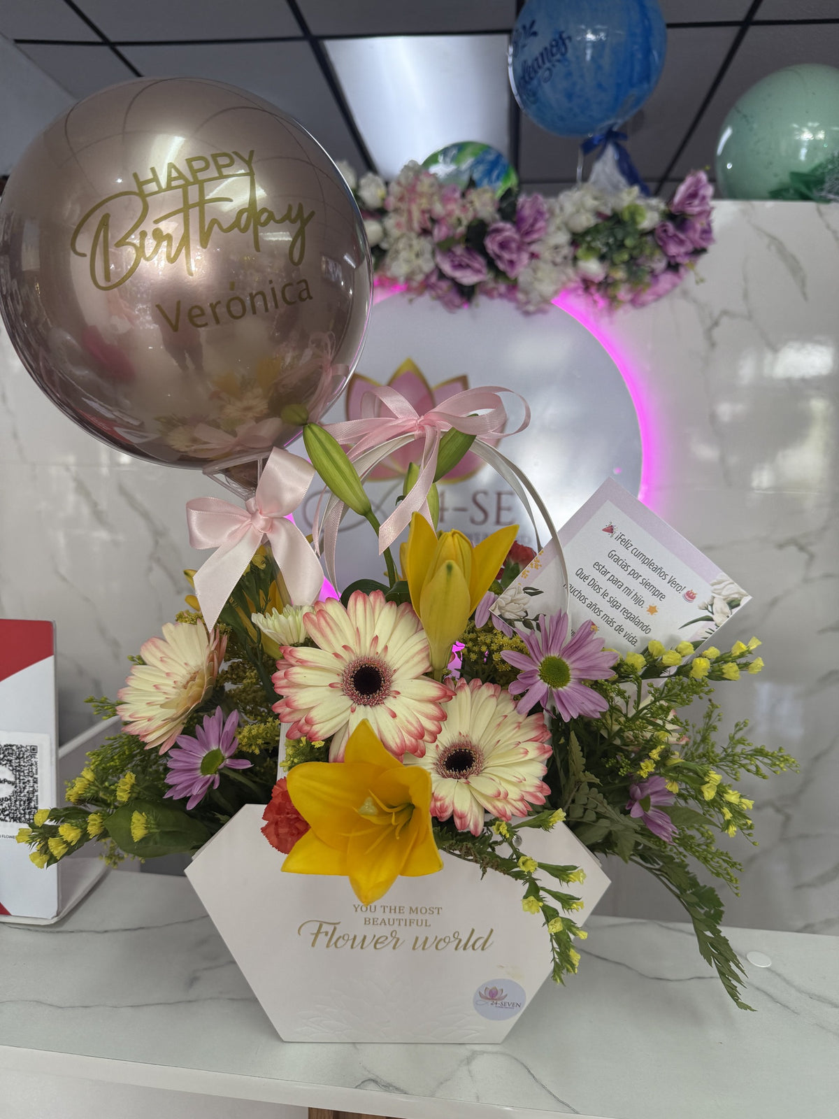 Arreglo floral tipo carterita con gerberas