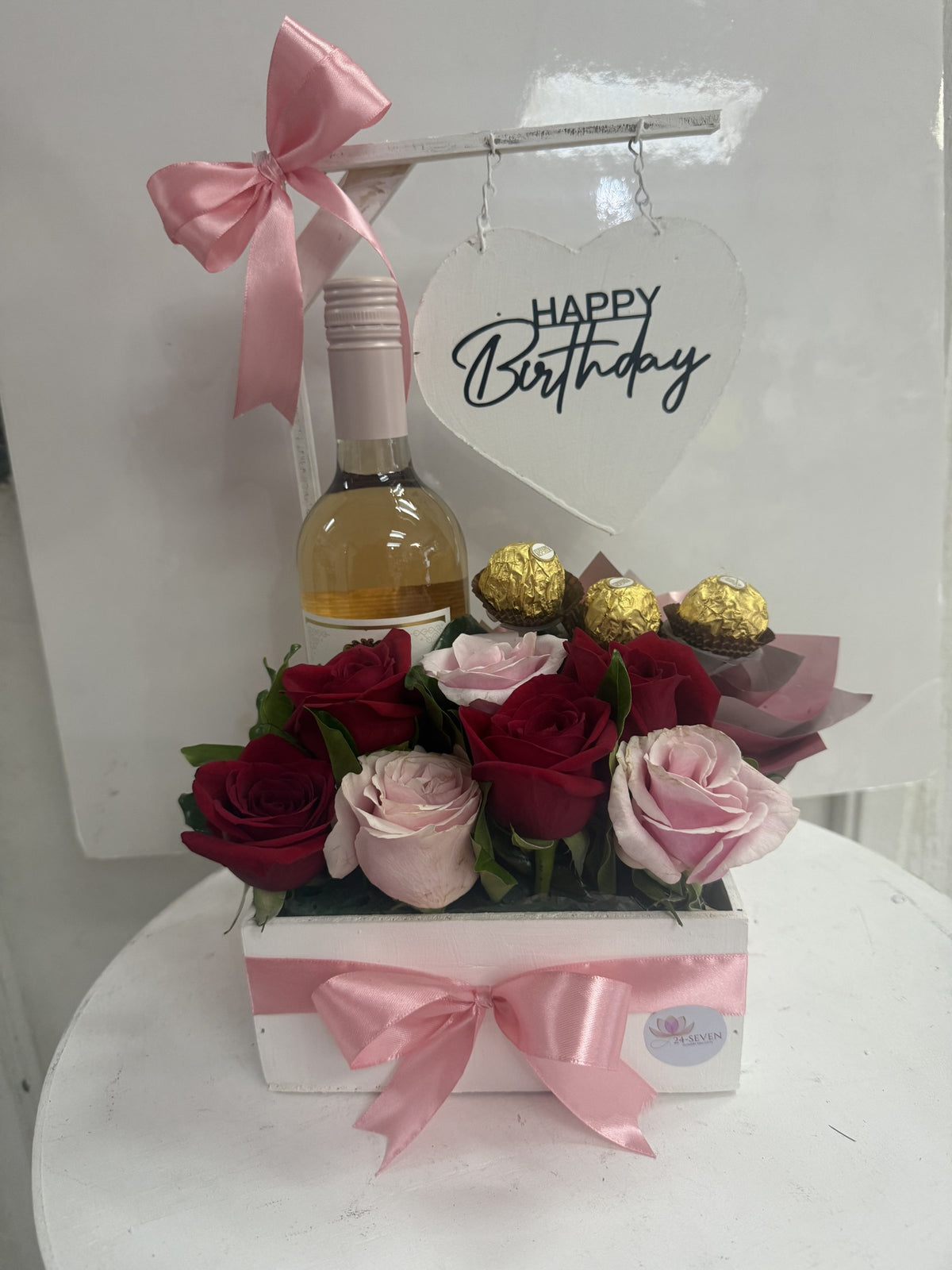 Arreglo floral con vino rosado y chocolates Ferrero