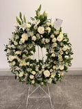 Corona floral de 20 rosas y lirios blancos