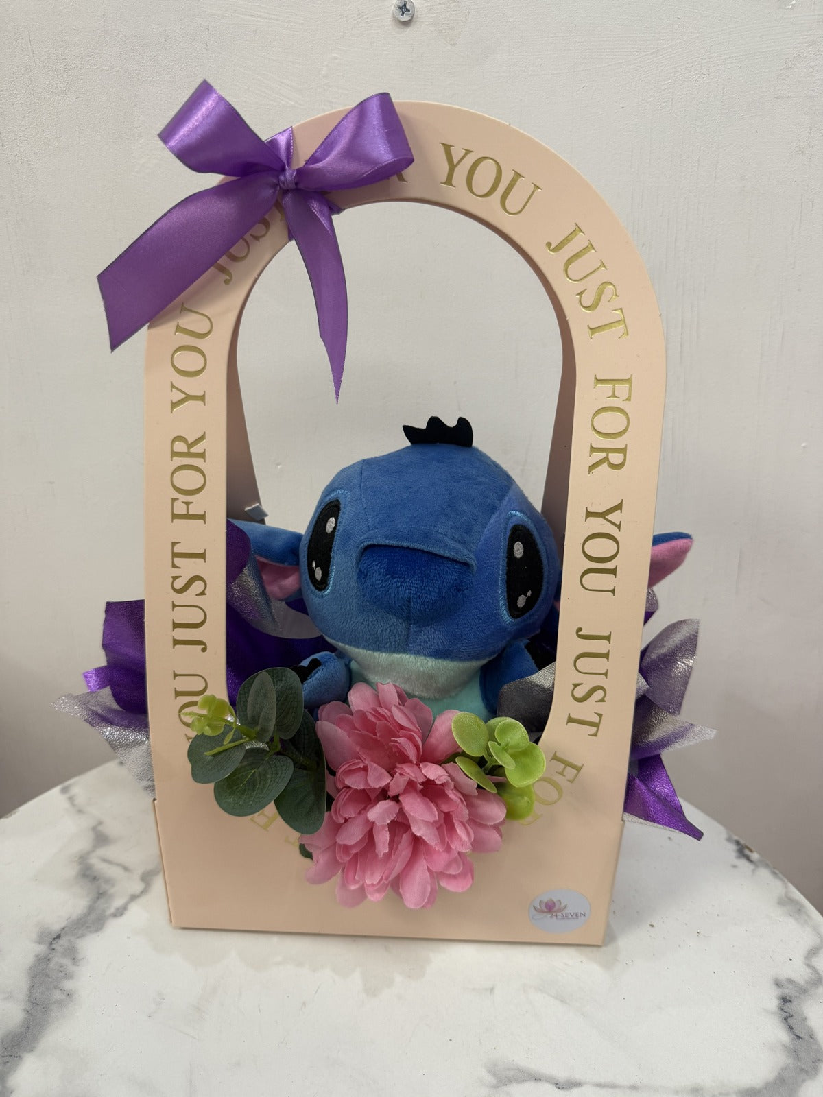 Arreglo con Stitch y flores artificiales