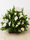 Arreglo de condolencias con rosas blancas
