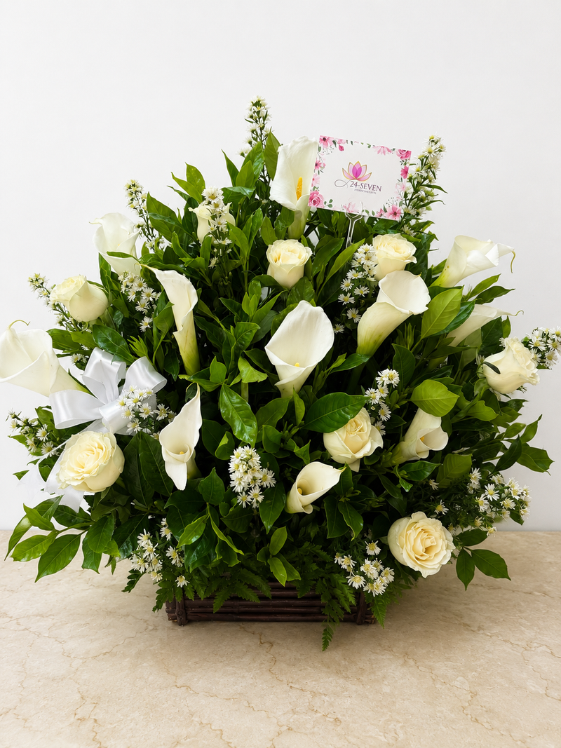 Arreglo de condolencias con rosas blancas