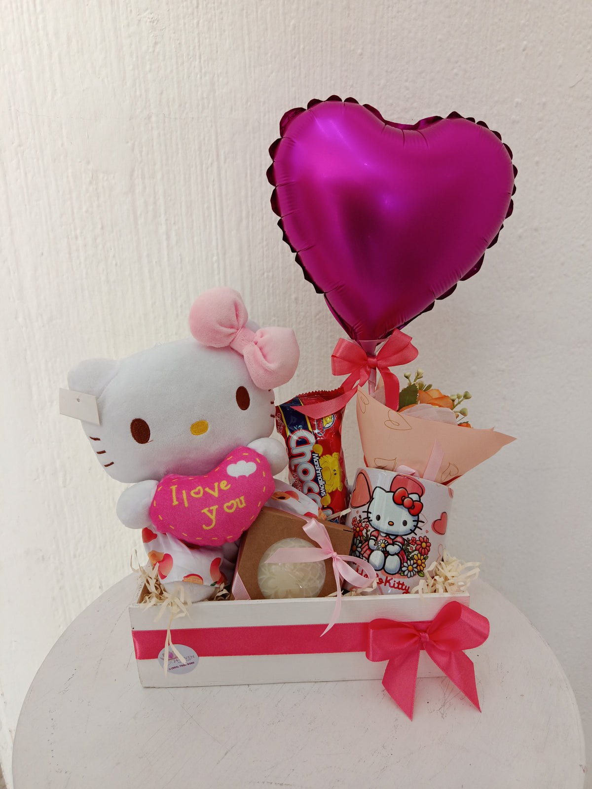 Arreglo Hello Kitty con taza y chocolates