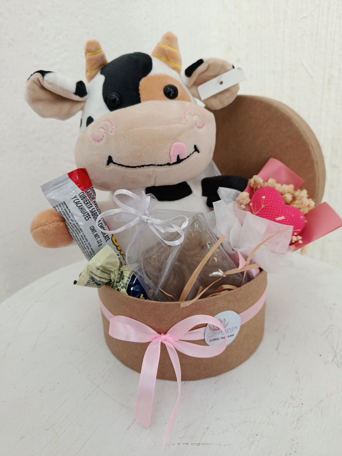 Caja Kraft con vaquita, chocolates y vela