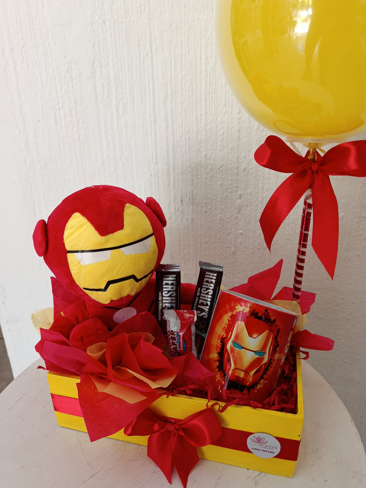 Arreglo Iron Man con taza y chocolates