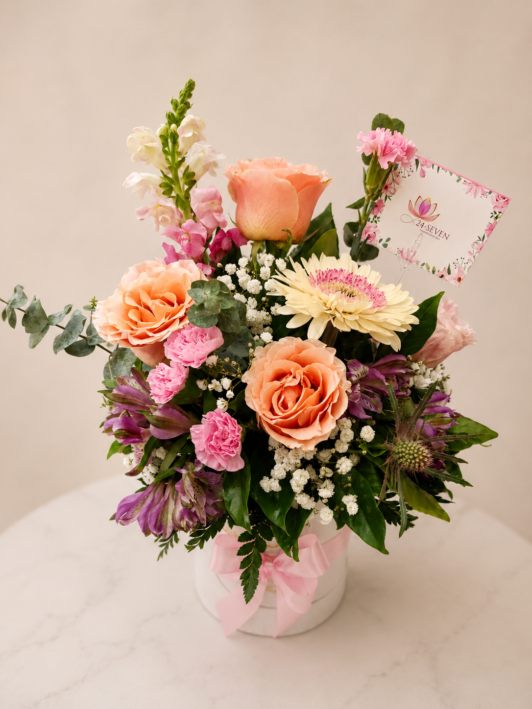 Arreglo floral en caja negra con globo