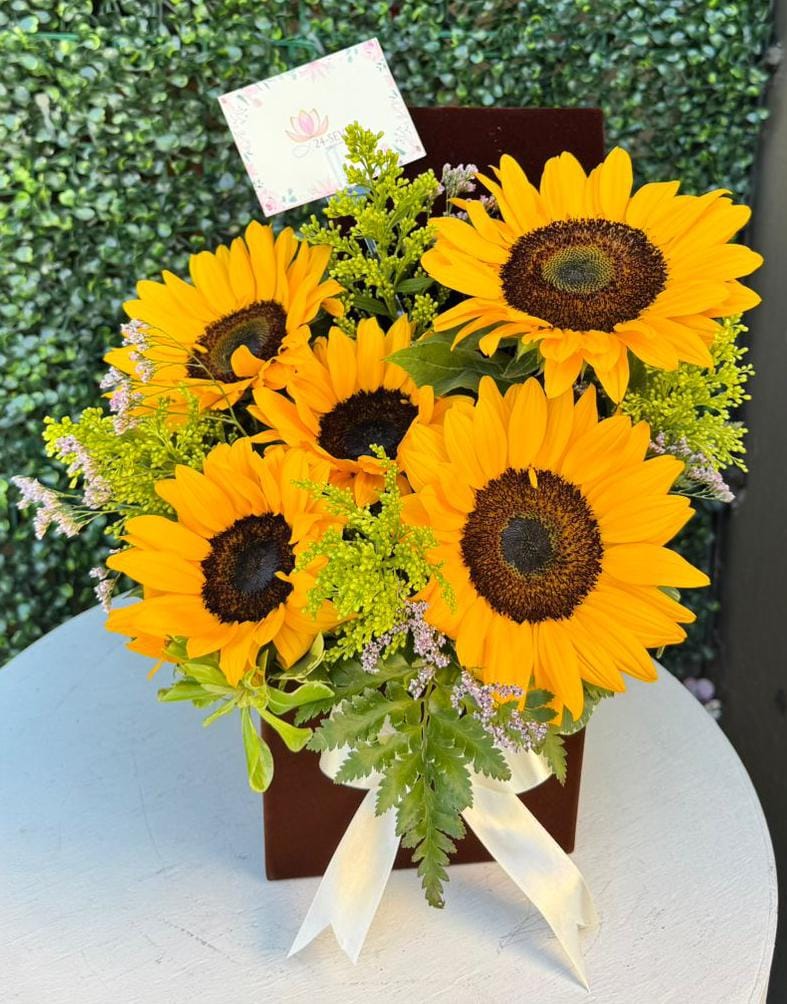 Base cuadrada con 5 girasoles