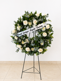 Corona floral de rosas y eucalipto