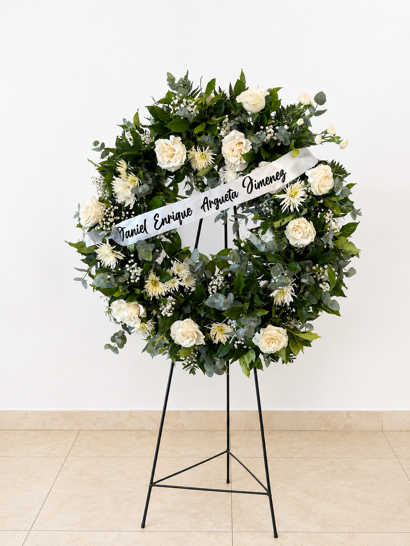 Corona floral de rosas y eucalipto