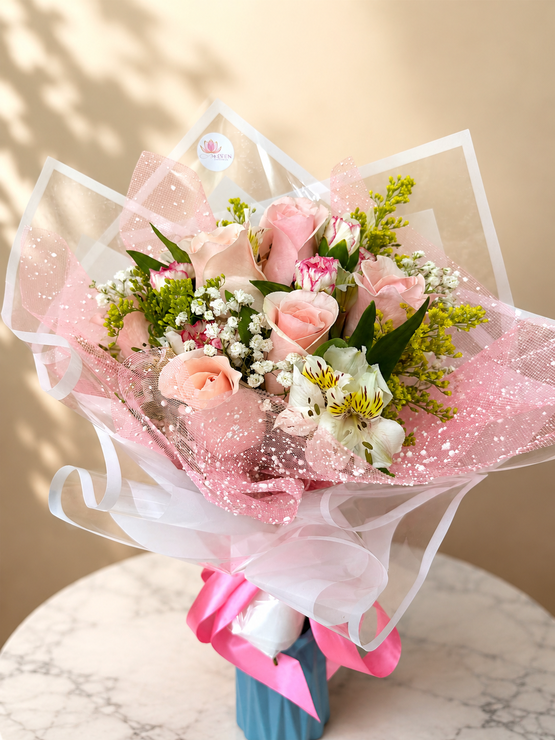 Ramo de 6 rosas rosadas y astromelias