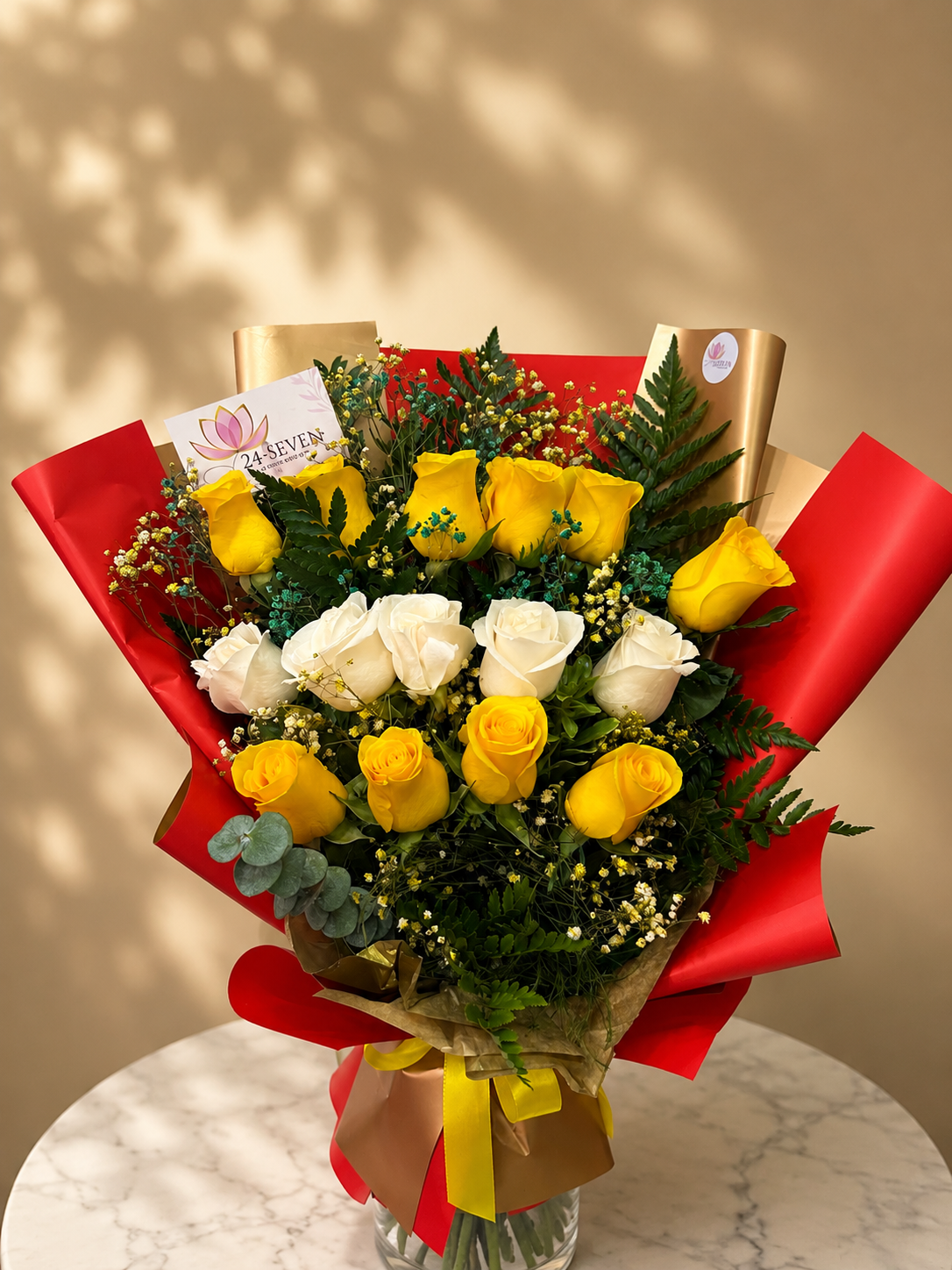 Ramo de 15 rosas amarillas y blancas