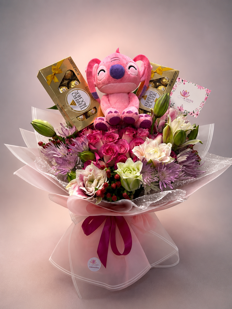 Arreglo floral con chocolates Ferrero y peluche