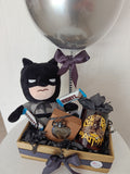 Arreglo Batman con taza y chocolates