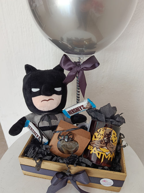 Arreglo Batman con taza y chocolates