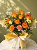 Ramo de 8 rosas amarillas y claveles